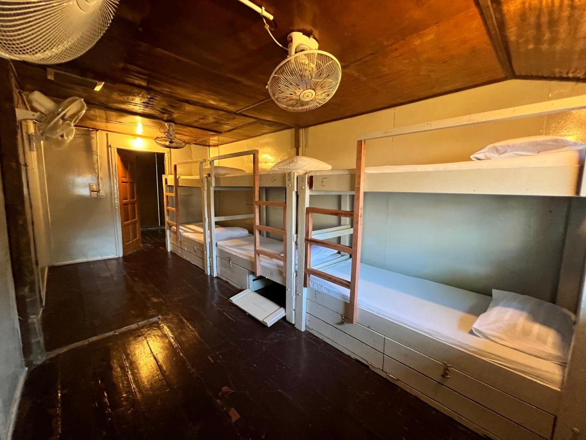 Ohlala Guesthouse เกาะเปอร์เฮนเตียน ภายนอก รูปภาพ