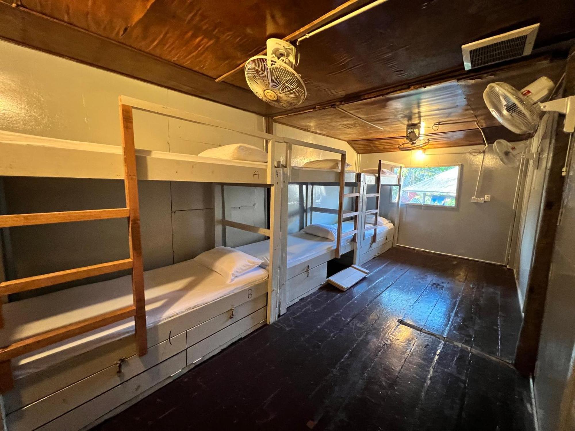 Ohlala Guesthouse เกาะเปอร์เฮนเตียน ภายนอก รูปภาพ