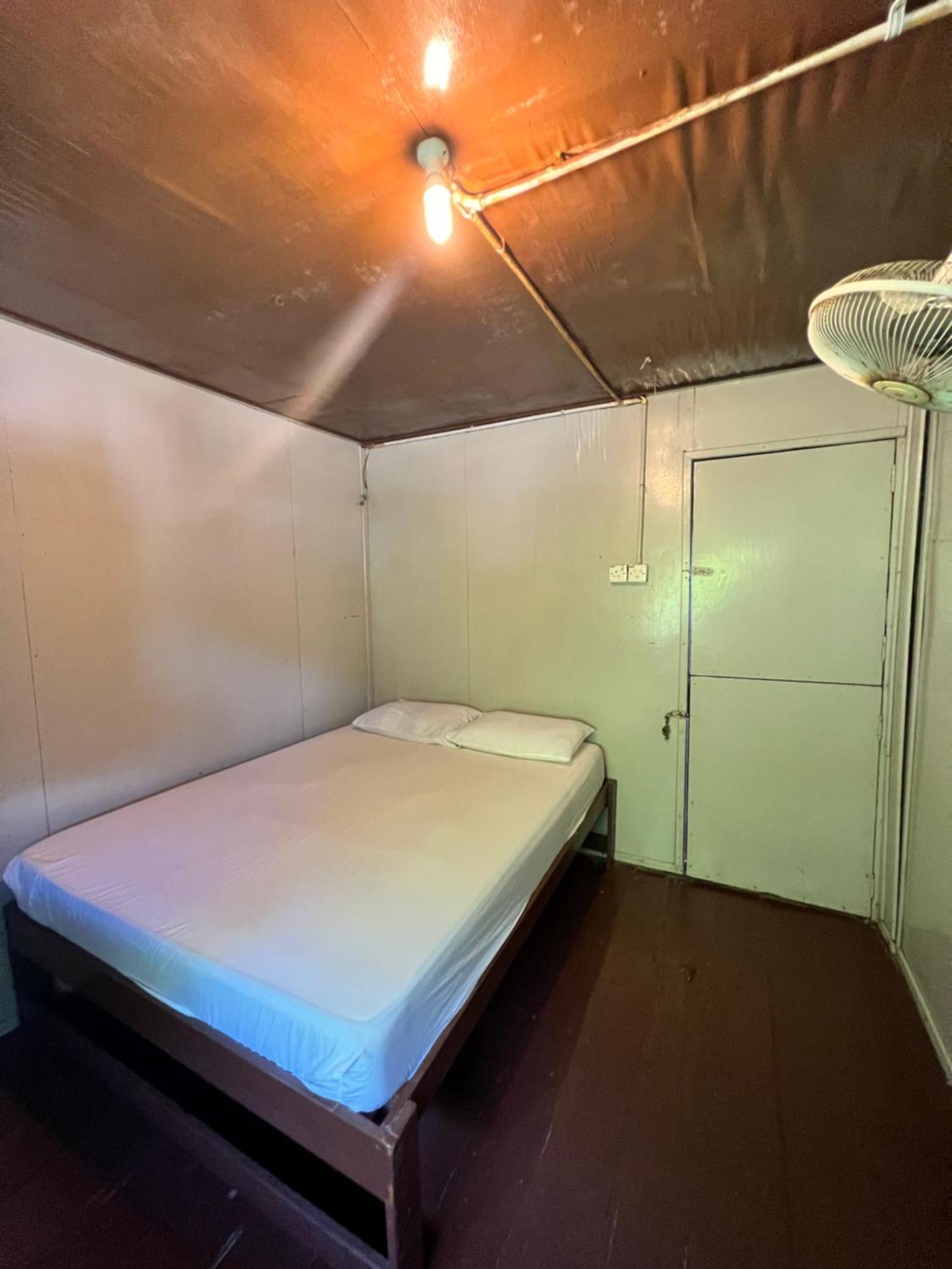 Ohlala Guesthouse เกาะเปอร์เฮนเตียน ภายนอก รูปภาพ
