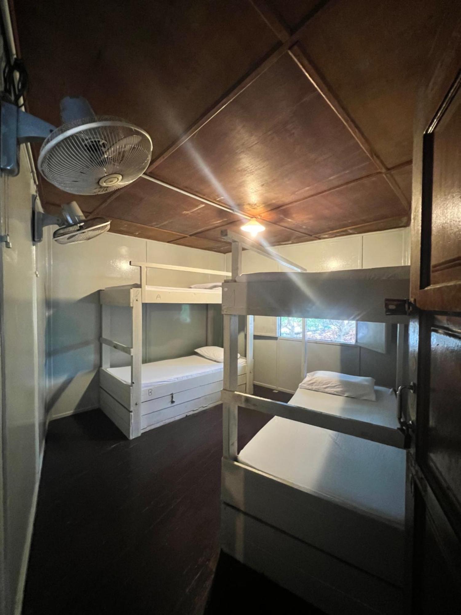 Ohlala Guesthouse เกาะเปอร์เฮนเตียน ภายนอก รูปภาพ