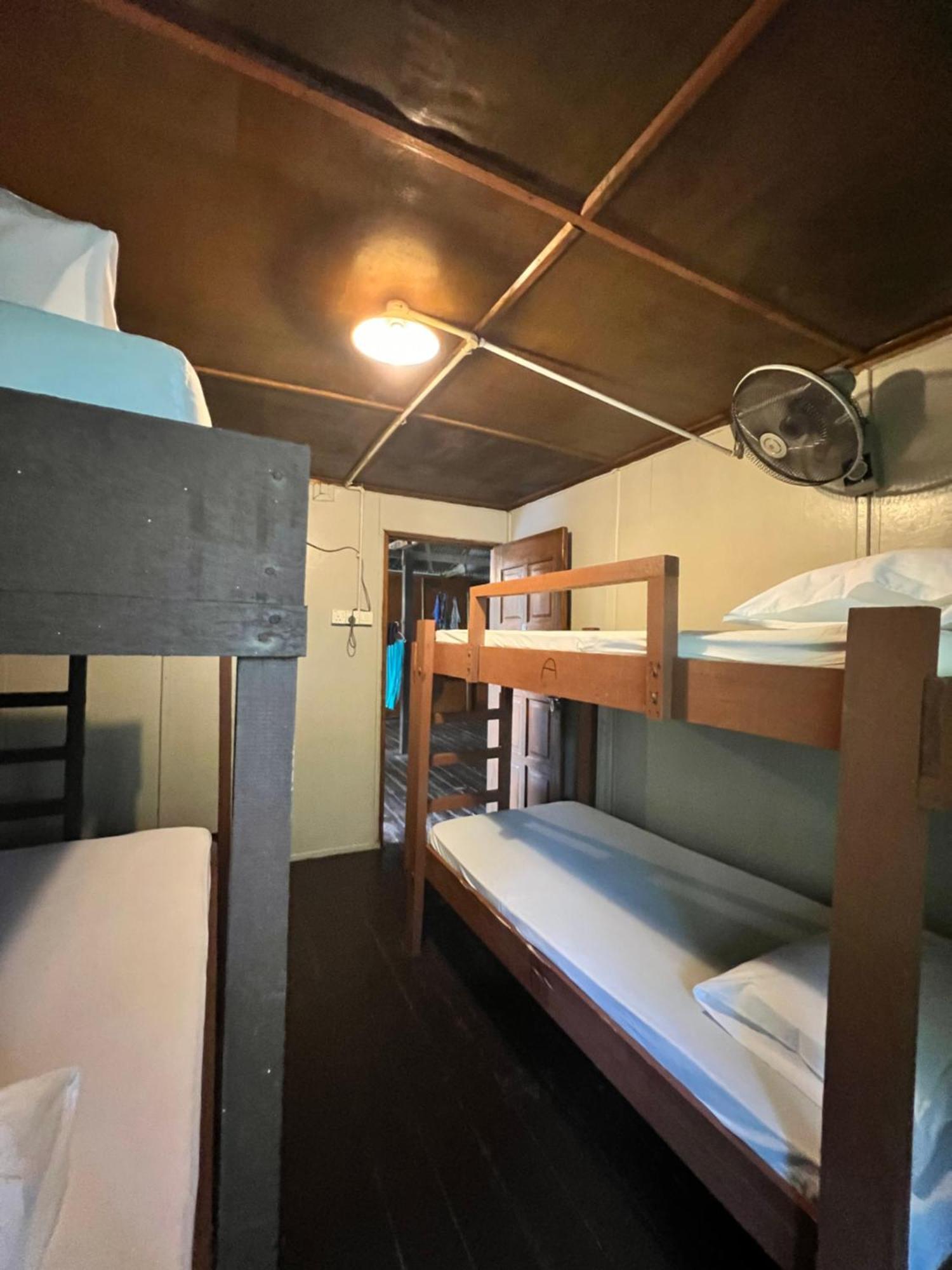 Ohlala Guesthouse เกาะเปอร์เฮนเตียน ภายนอก รูปภาพ