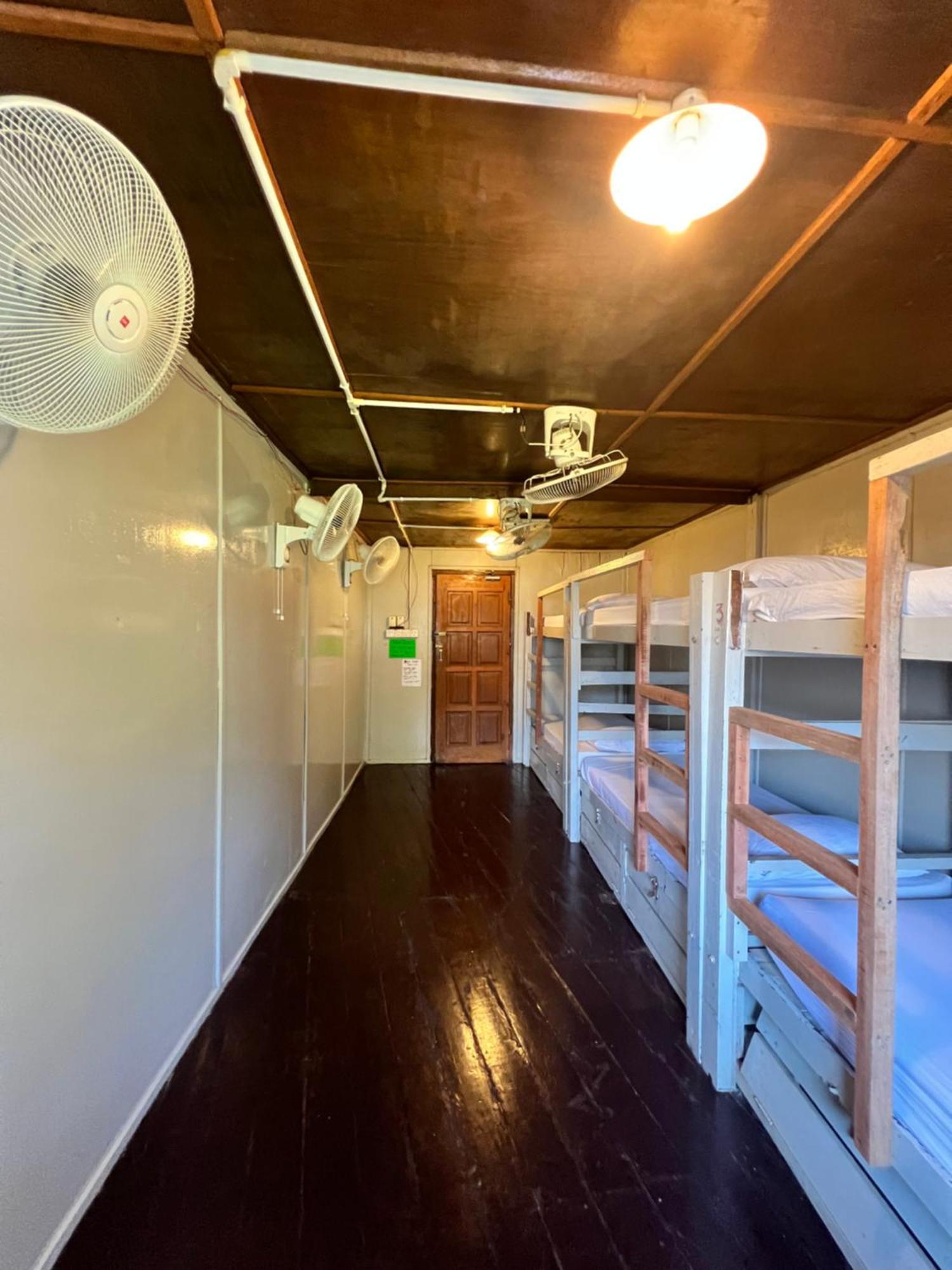 Ohlala Guesthouse เกาะเปอร์เฮนเตียน ภายนอก รูปภาพ