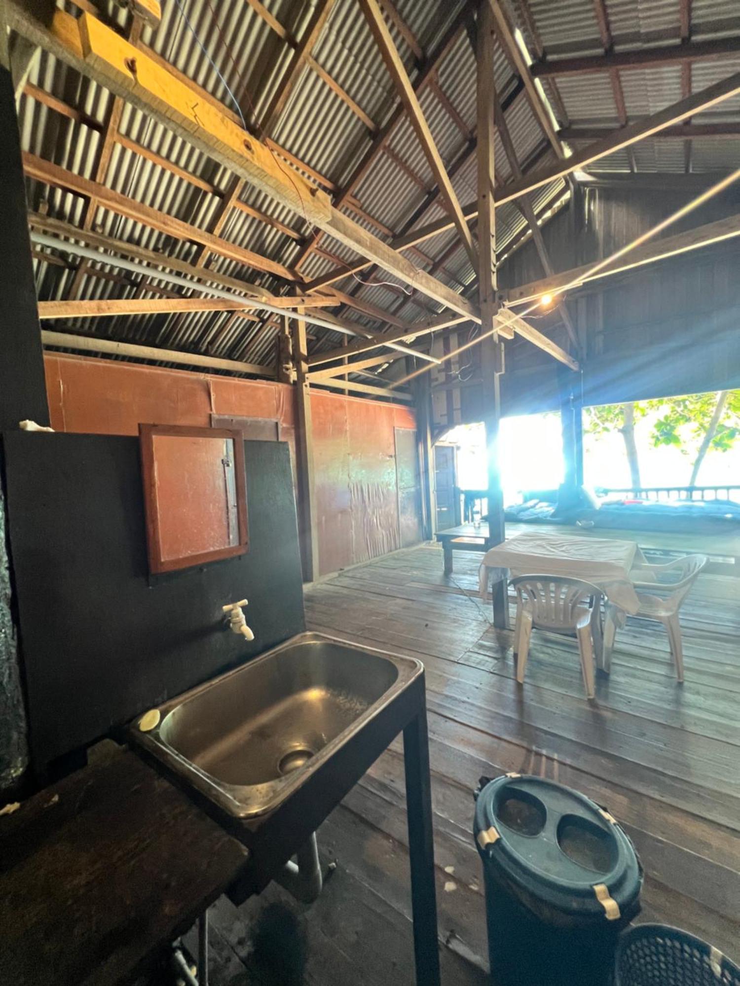 Ohlala Guesthouse เกาะเปอร์เฮนเตียน ภายนอก รูปภาพ