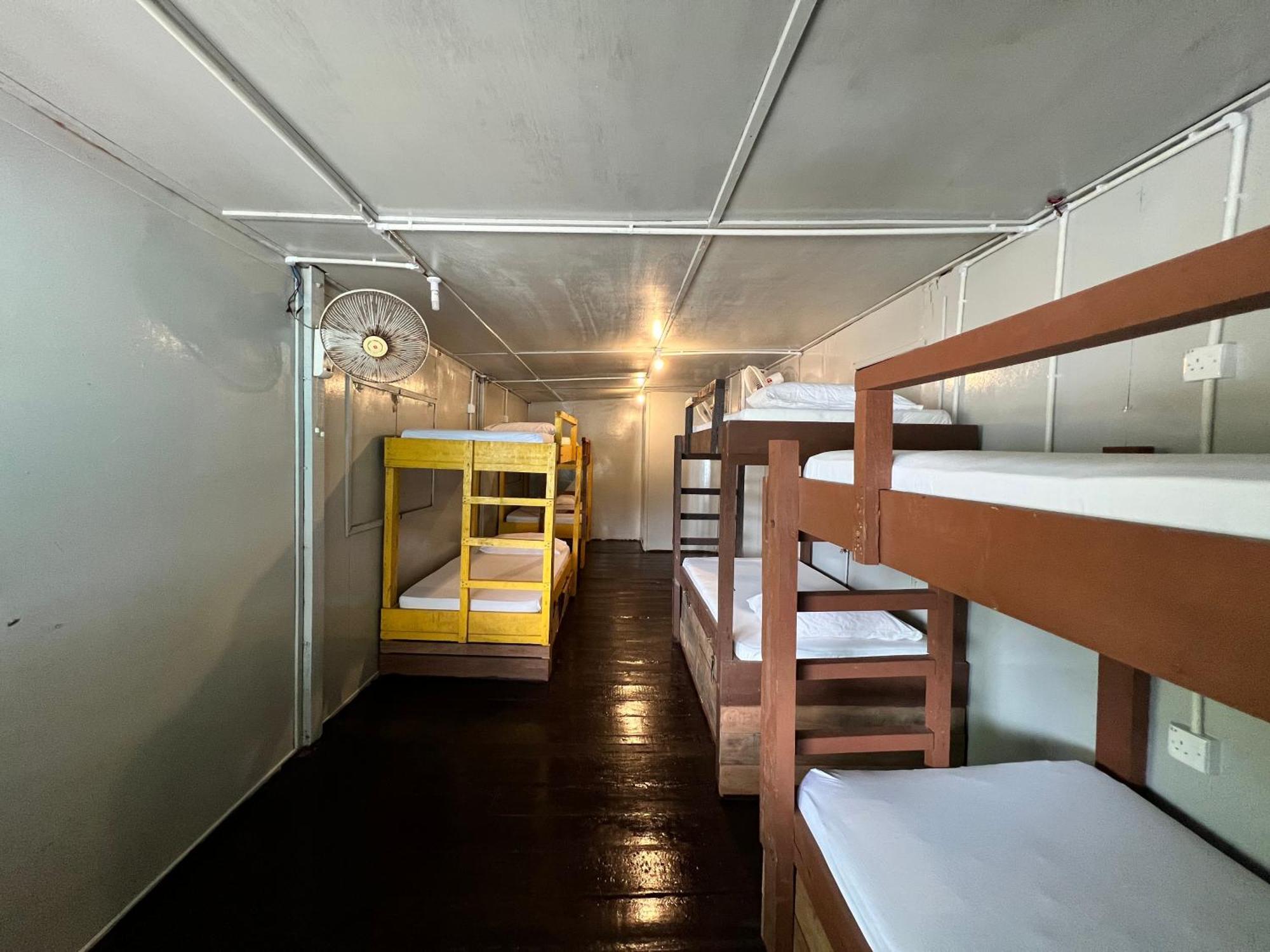 Ohlala Guesthouse เกาะเปอร์เฮนเตียน ภายนอก รูปภาพ
